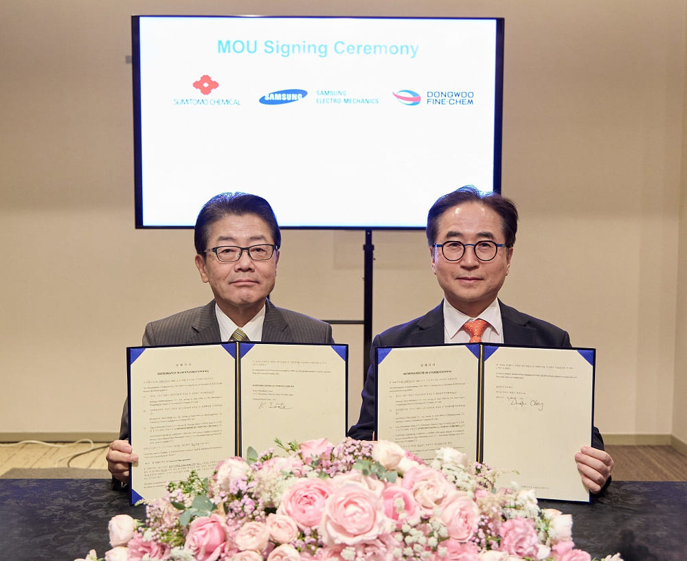 삼성전기와 스미토모화학그룹이 MOU 체결을 위해 계약서를 들고 있는 이미지.jpg