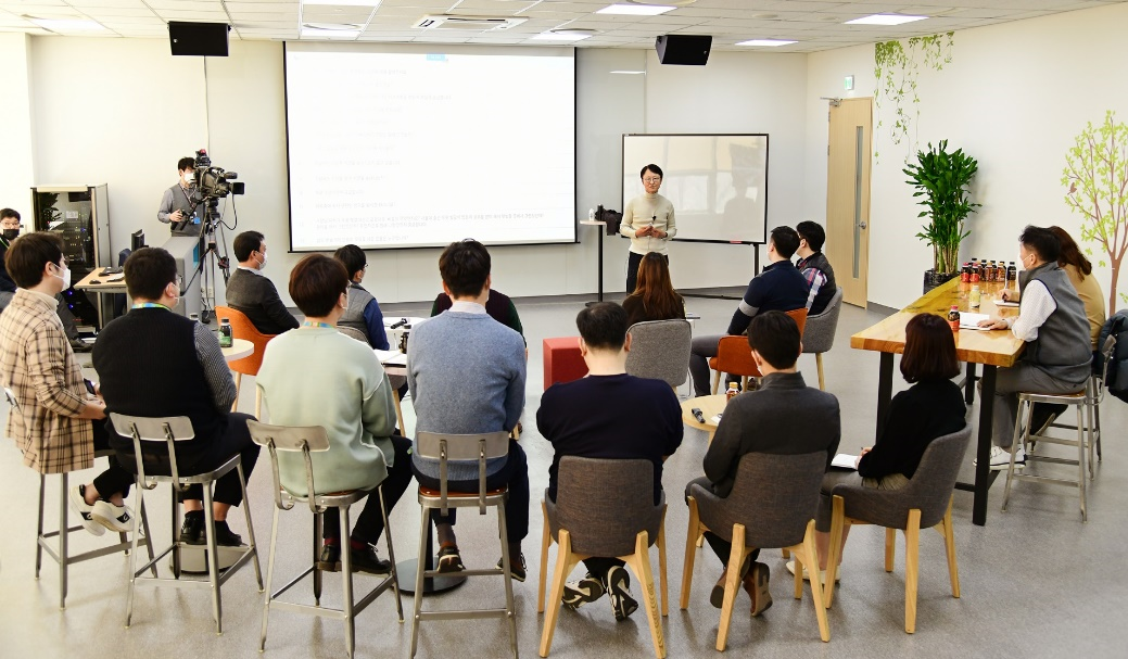 Conversation time with Management! Thursday Talk | News | Newsroom ...