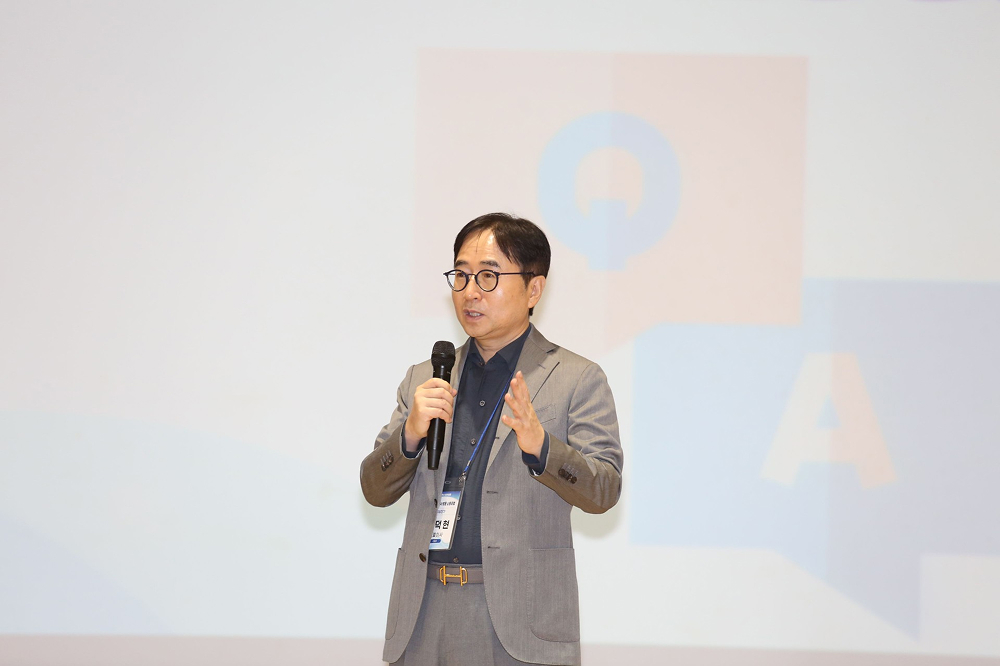 [참고사진]삼성전기 장덕현 사장이 협력사를 방문해 발표하고 있다_.jpg
