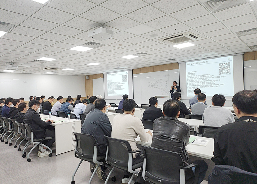 삼성전기 임직원들이 품질 교육을 듣고 있다 (1).jpg
