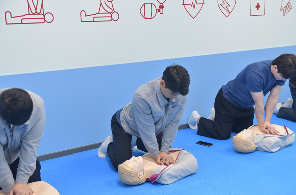 [참고사진]삼성전기 직원들이 심폐소생술 교육을 받고 있다.jpg