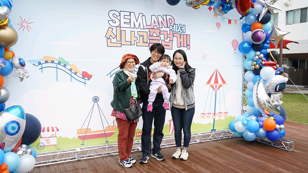 [본문메인]삼성전기 어린이날 초청행사에서 임직원이 기념사진을 촬영하고 있다_.jpg