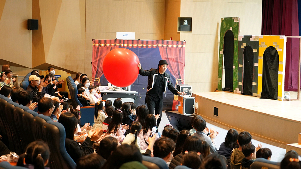 [본문삽입]삼성전기 어린이날 초청행사에서 임직원들이 가족과 공연을 관람하고 있다_.jpg