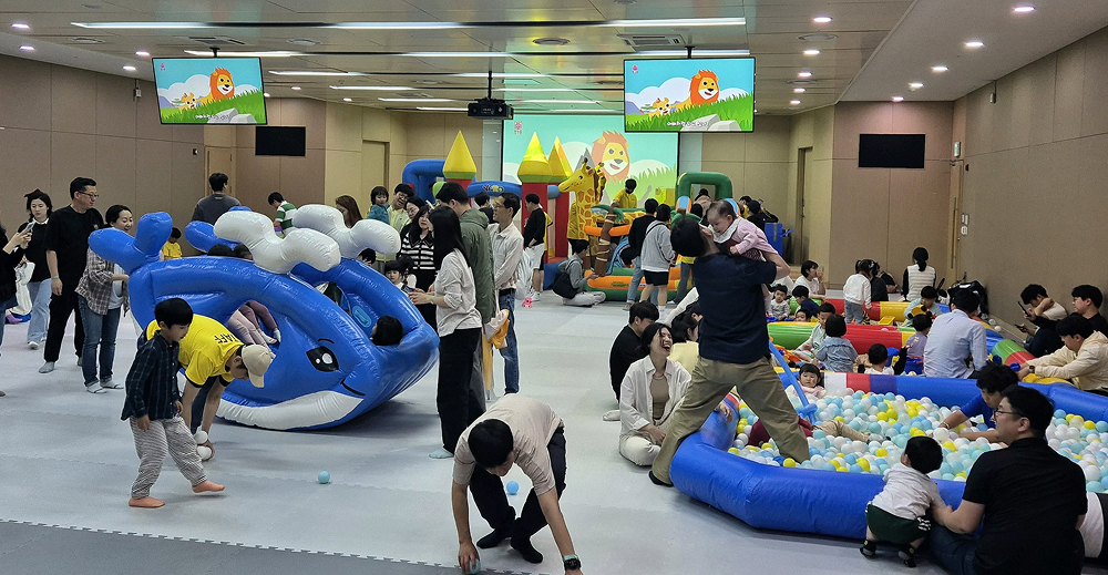 [본문삽입]삼성전기 어린이날 초청행사에 임직원이 가족과 함께 참여하고 있다.jpg